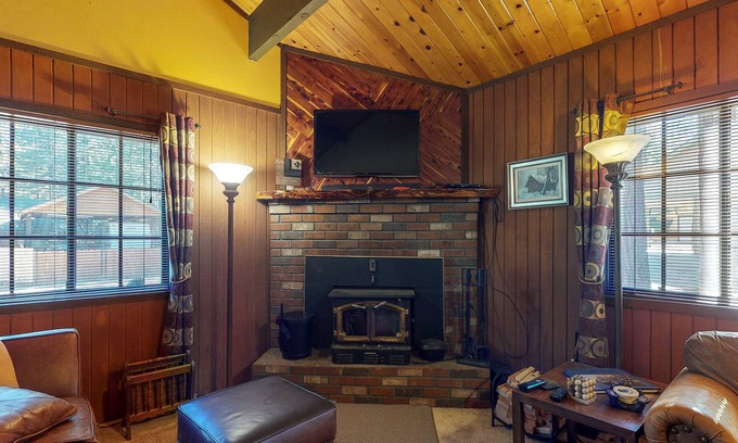 Summit Estates Cabin | Charming home w/ full kitchen & wood stove - minutes to ski slopes