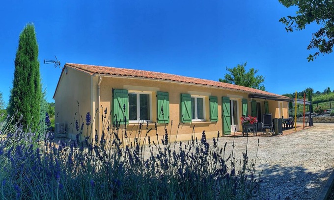 Neuvic Cottage | Charming Home with Modern Amenities in Scenic Neuvic, Dordogne