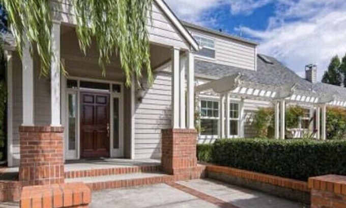 Eugene House | Charming home with pet-friendly garden space and new hot tub!