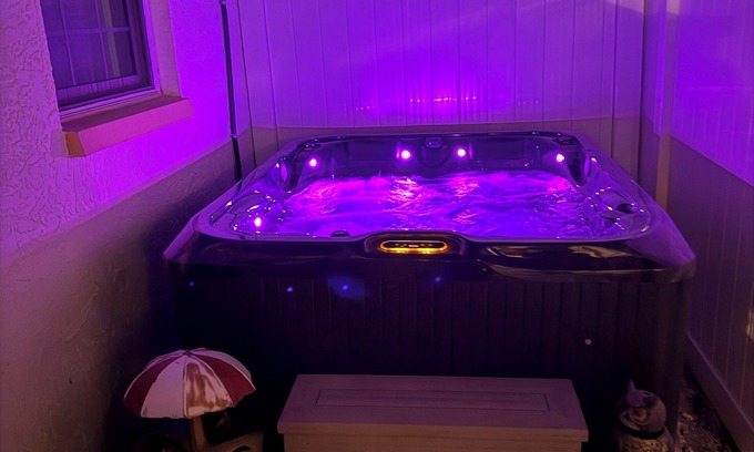 Holiday Apartment | Charming Hot Tub Getaway by Tarpon