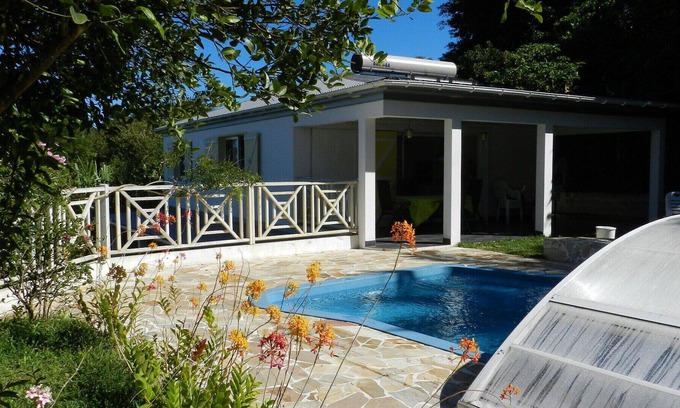 Petite-ÃŽle House | charming house in a pleasant, flowery and wooded setting