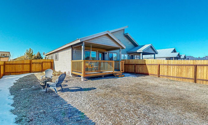 Pagosa Springs House | Charming house with full kitchen, W/D, private backyard & great location