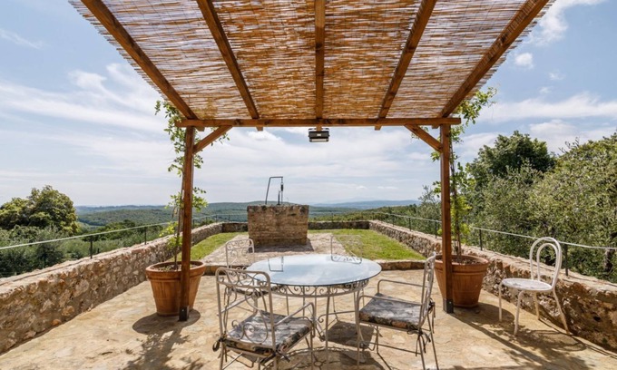 Monteriggioni Apartment | Charming independent farmhouse of 75 sqm, perfect for 4 people, which retains the charm of ancient Tuscan structures.The property is immersed in the greenery of the Sienese countryside, a few kilometers from Monteriggioni and Siena, and is ideal for thos