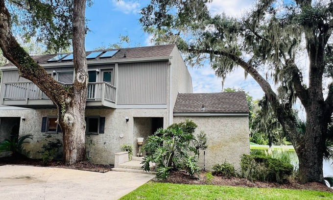 St. Simons Island Condo | Charming island condo with loft, full kitchen, deck & turtle feeding stations