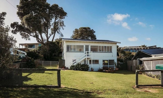 Oakura Villa | Charming Kiwi Bach Near Oakura Beach