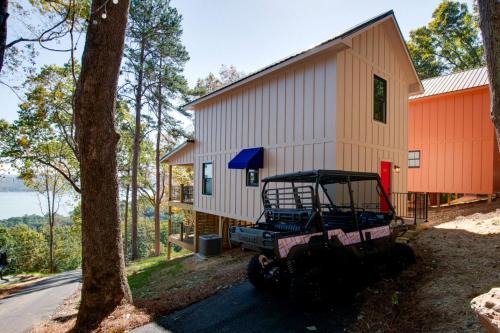 Groveoak House | Charming Lake Cabin Retreat with Deck and Hot-Tub in Alabama