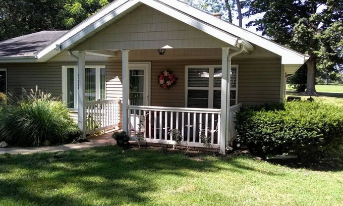 Cassopolis House | Charming lake cottage