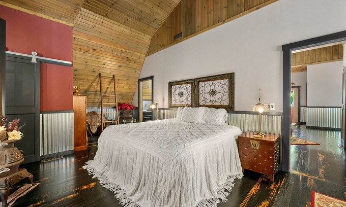 Logan Cabin | Charming Lake Loft, Beautiful Lake & Ravine View, Hot Tub, Kayaks,Sauna,King Bed