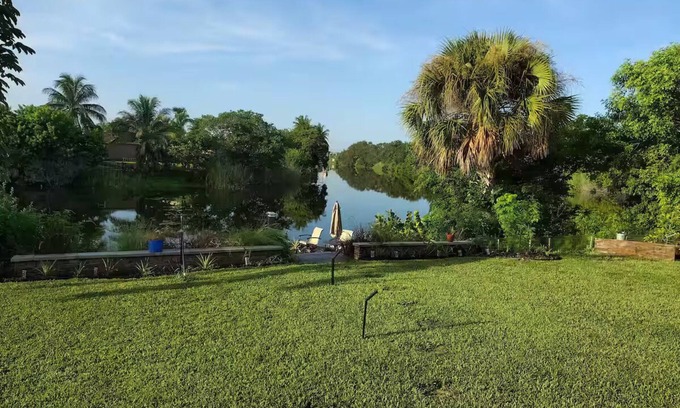 Pompano Beach House | Charming Lakefront RV with AC in Pompano Beach