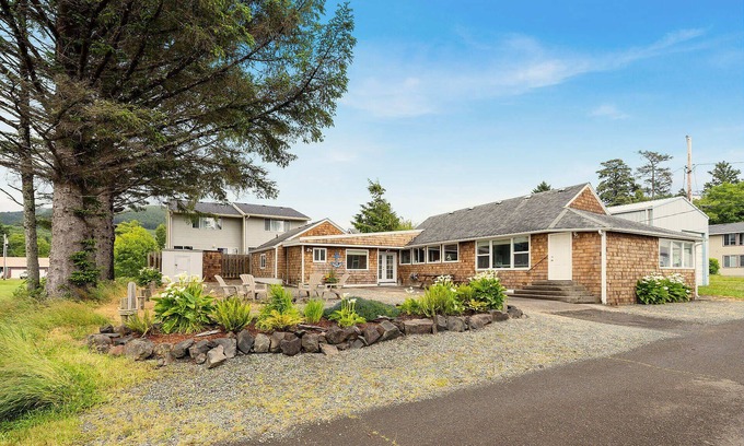 Rockaway Beach House | Charming, lg beach home 5 blocks to sand/town, HOT TUB, firepit,TV.Dog ok.