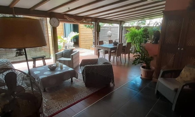 La Saline Les Bains Apartment | Charming lodge type apartment next to the beach