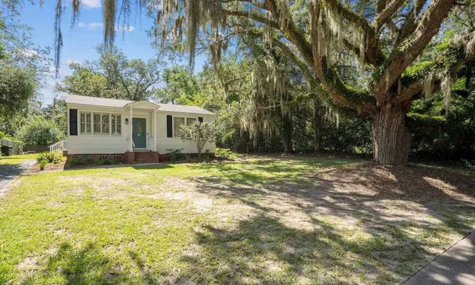 Beaufort House | Charming Lowcountry Cottage | Near Downtown & Parris Island
