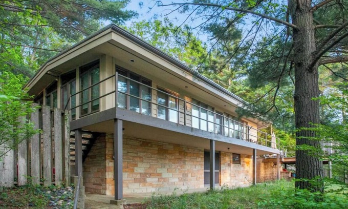 Covert House | Charming Mid - Century home in the lovely Palisades Park gated community.