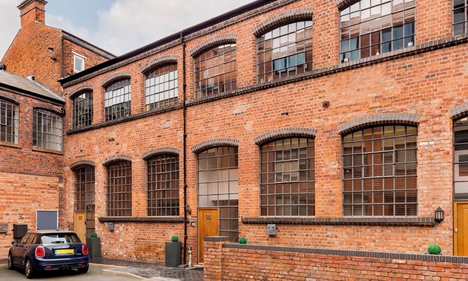 Birmingham City Centre House | Charming, modern and spacious 4bed townhome with WiFi in JQ with secure parking