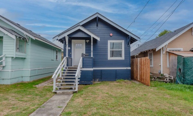Coos Bay Cottage | Charming Modern Cottage, Downtown @pinpointstays