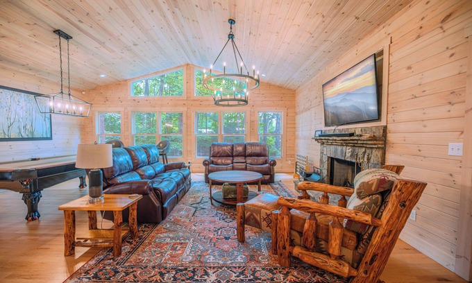 Wildwood Mountain Cabin | Charming Mountain Cabin. 10 min to Highlands/Cashiers. Great WiFi & EV Charger!