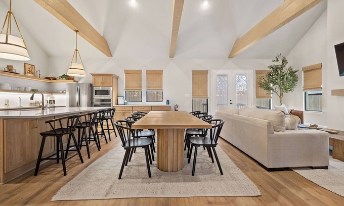 New Braunfels House | Charming new home in downtown New Braunfels, close to shops, dining & more!