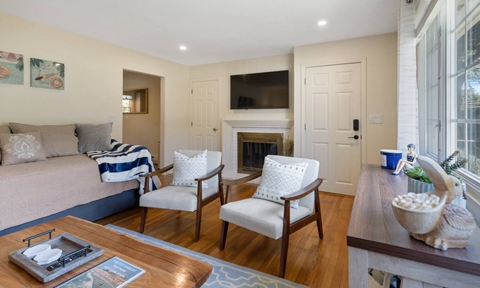 Middletown House | Charming, Newly Remodeled Newport Cottage Near the Beaches - Sleeps 6