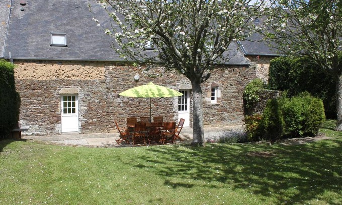 Canville-la-Rocque Cottage | Charming Norman house with fireplace and private garden