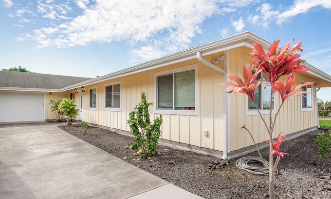 Kona Palisades House | Charming ocean-view home with large lanai, washer/dryer, & grill - snowbirds OK