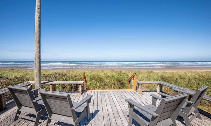 Rockaway Beach Cottage | Charming oceanfront 2-bedroom cottage in Rockaway Beach with AC, WiFi