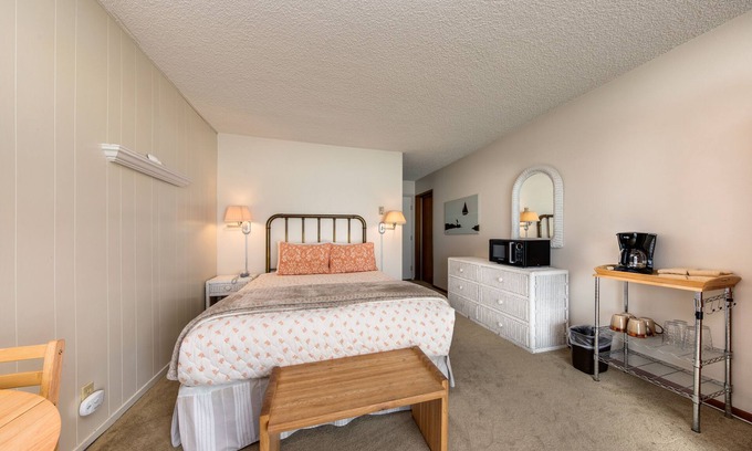 Neskowin Apartment | Charming oceanfront studio w/easy beach access and stunning ocean views