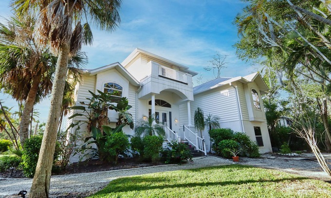 Beachview Country Club Estates House | Charming Old Florida Style Vacation Rental Home - Sanibel Fitz You