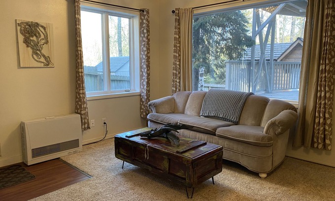 Taku - Campbell House | Charming "One-Of-A-Kind" Sunny Apt