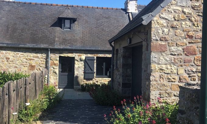 Crozon House | Charming Penty near Île Vierge, a gem of the Crozon Peninsula.