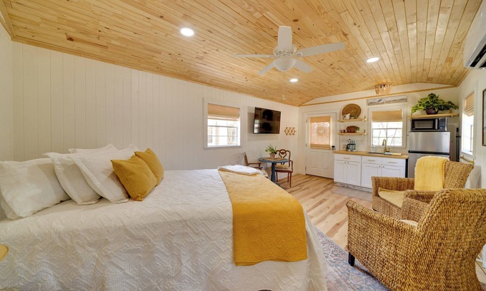 Bandera Apartment | Charming & Pet-Friendly Bandera Studio w/ Fire Pit