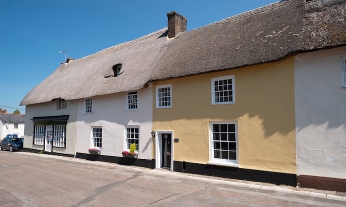 Puddletown Cottage | Charming picture-postcard thatched cottage