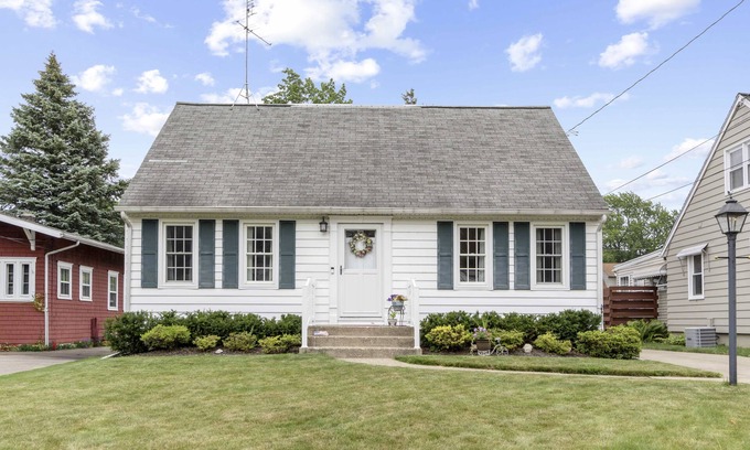Erie House | Charming Presque Isle Home w/Lake Access