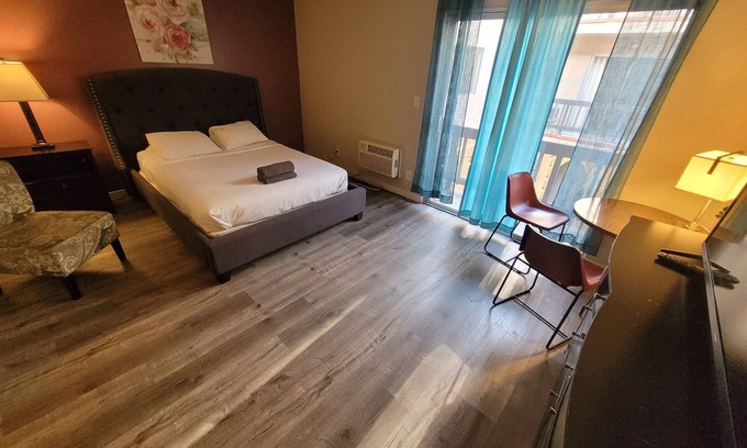 Pico - Robertson Apartment | Charming Queen Bed Unit in Beverly Hills with AC + WiFi
