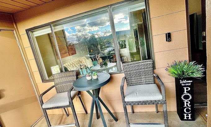 Oak Creek Condo | Charming Red Rock Poolside Condo with WiFi, AC in superb Sedona