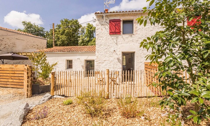 Saint-Colomban Cottage | Charming Renovated Farmhouse with EV Charger, Terrace, and Private Parking Near Nantes