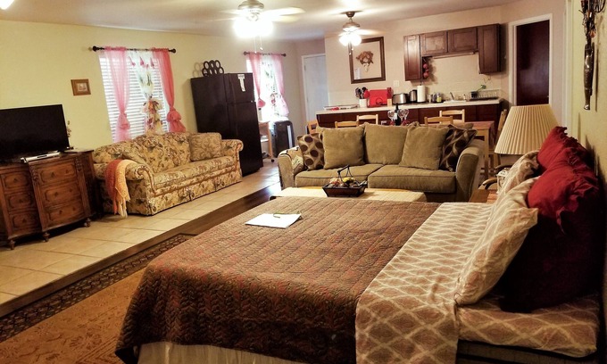 Oakhurst Apartment | Charming Renowated Downstairs Unit-close To Everything!