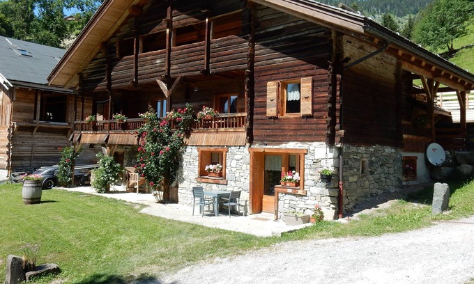 Manigod Ski Chalet | CHARMING RENTAL 5 * WITH JACUZZI IN A RENOVATED SAVOYARD FARM