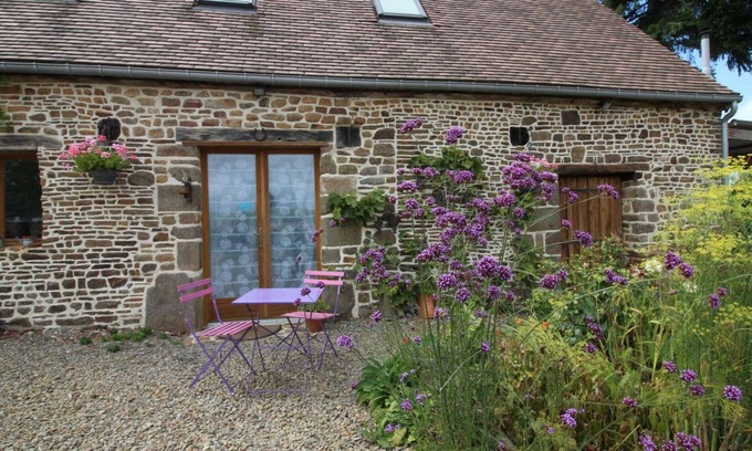 L'Epinay-le-Comte Cottage | Charming restored barn with spa, pets allowed