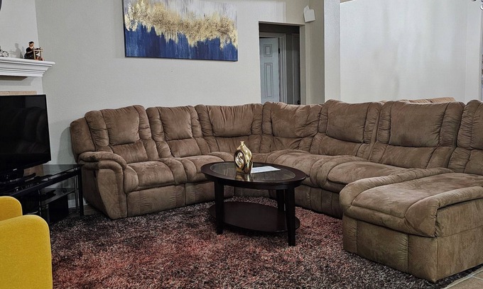 Hutto House | Charming Retreat - 3b/2b King-Sized Bed