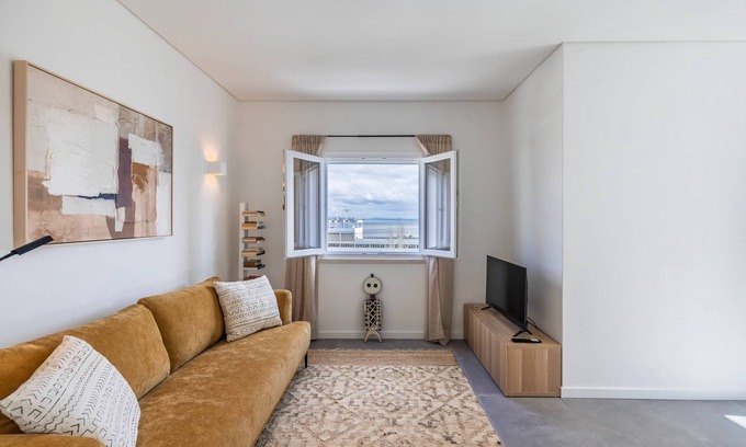 Paco De Arcos Apartment | Charming Riverview Apartment