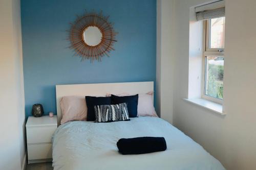 Leeds House | Charming room and private bathroom in home, Walking distance to Leeds city Center with free parking