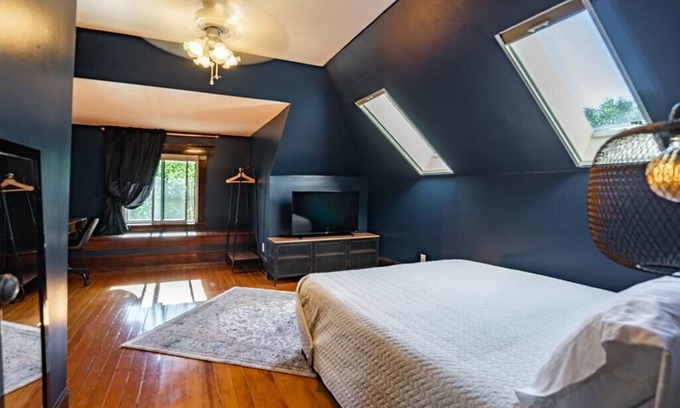 Broadway Hotel | Charming Room in Historic Inn with Parking - Rm 8