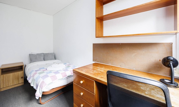 Bramcote Apartment | Charming Room Near Highfields Park