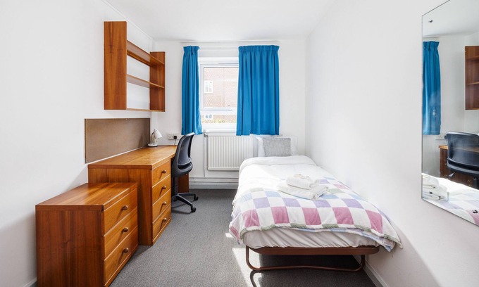 Bramcote Apartment | Charming Room Near Highfields Park