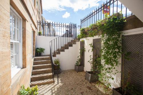 Kelvinbridge House | Charming Sandstone-Basement Apartment in West End