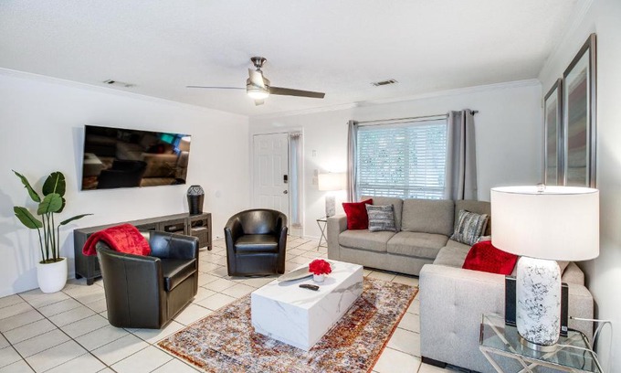 Savannah House | Charming Savannah Vacation Rental with Game Room!