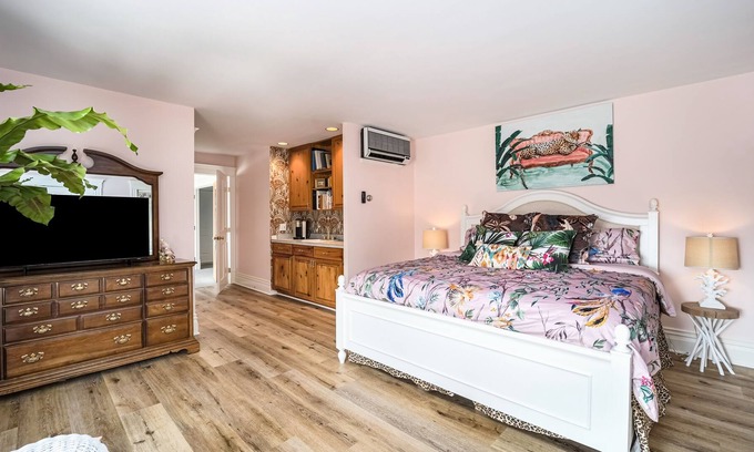 Harbor Springs Condo | Charming second-floor studio with a private washer/dryer & walkable location