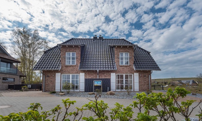 Monchgut-Granitz House | Charming semi-detached house with terrace and large garden, 50m from the marina
