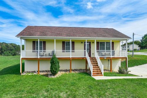 Shenandoah House | Charming Shenandoah Retreat with Deck!