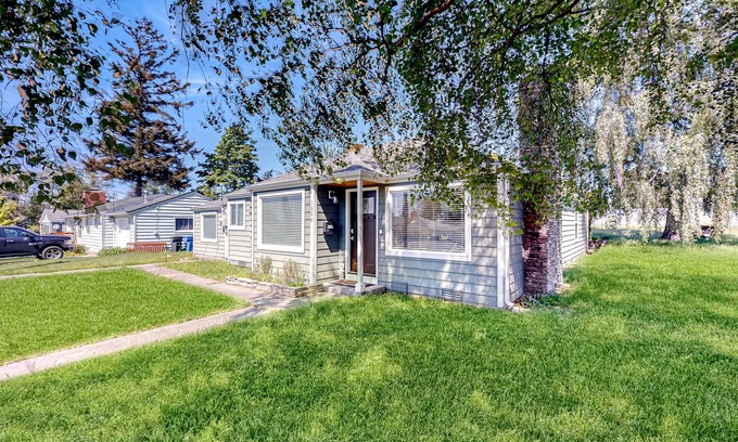 Oak Harbor House | Charming, single-level home with gas fireplace, patio, washer/dryer, & fast WiFi